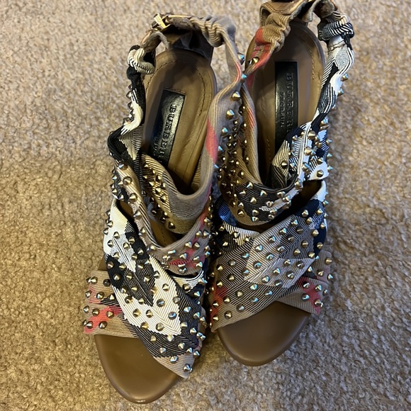Authentic BURBERRY Studded House Check size 37 Heels - Picture 5 of 8